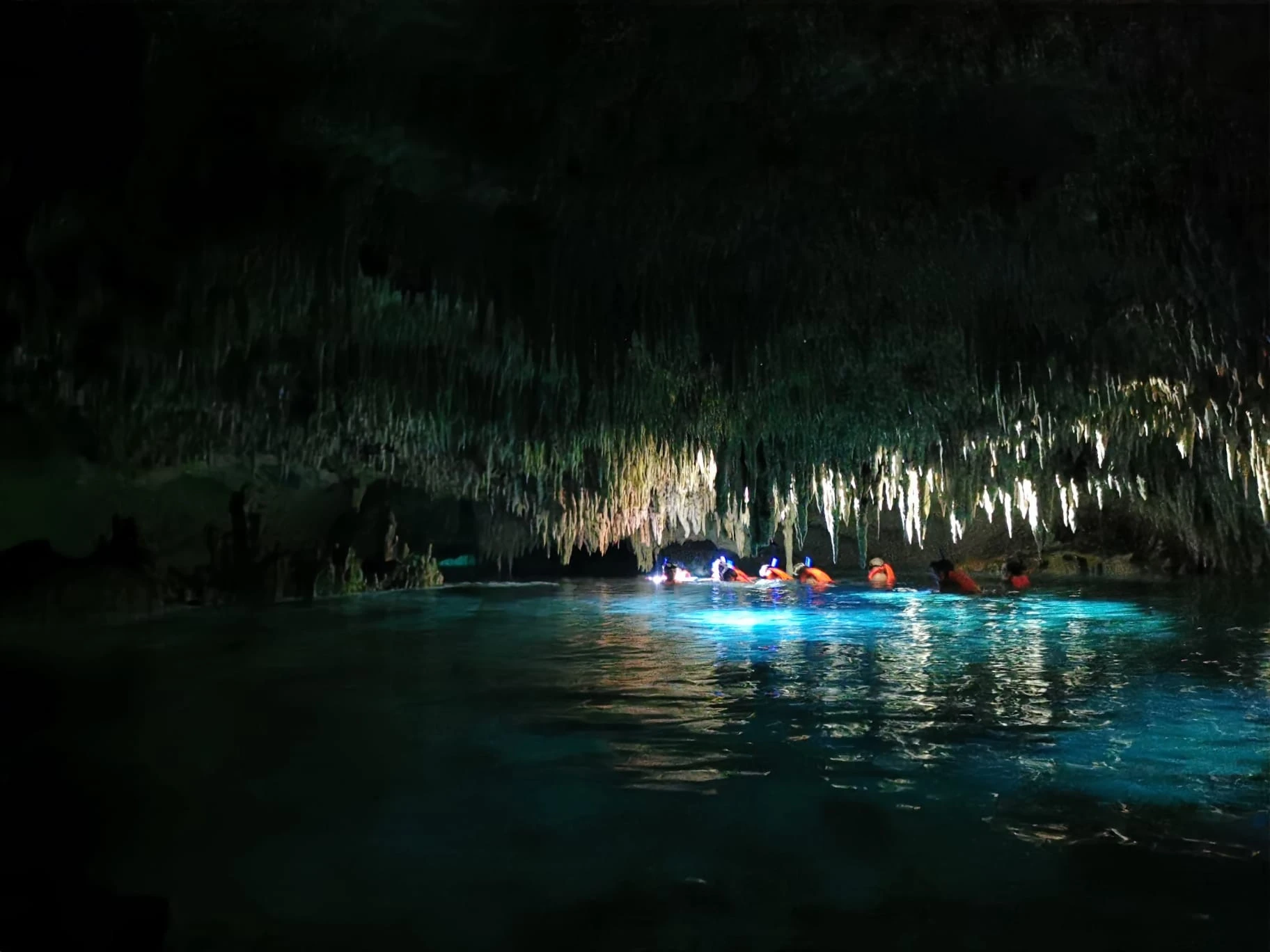 Visite de la grotte à la nage avec nos lampes de téléphone.