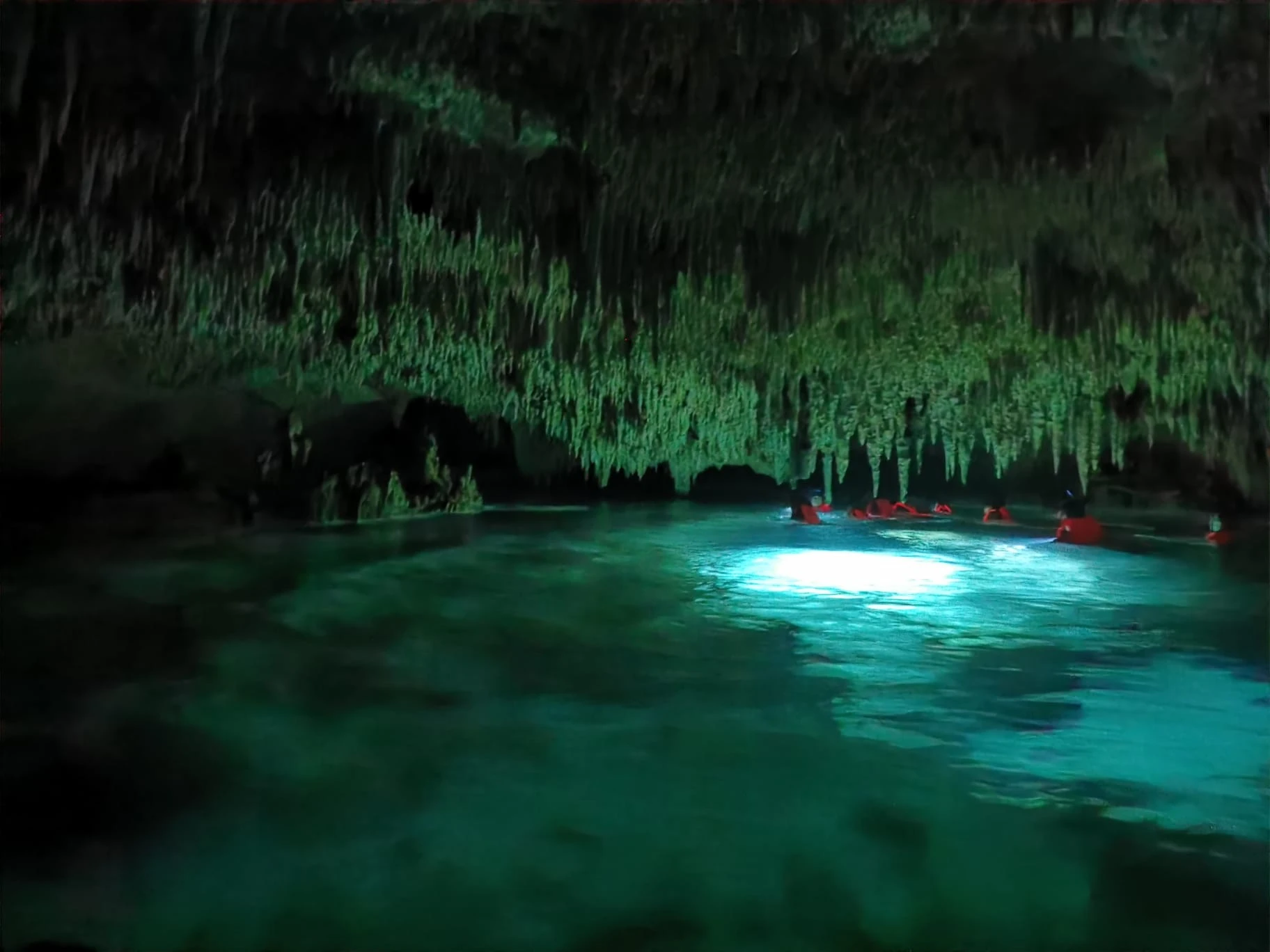 Visite de la grotte à la nage avec nos lampes de téléphone.